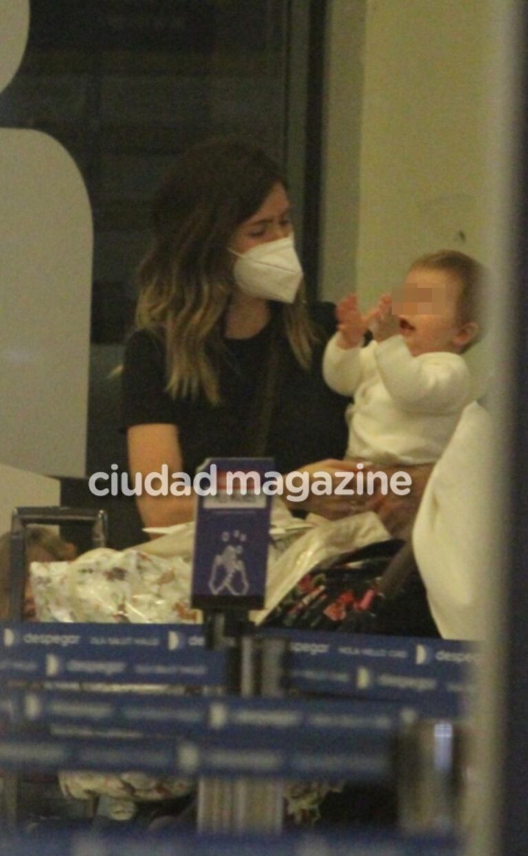 Las fotos de la China Suárez con Magnolia y Amancio en Ezeiza rumbo a Miami