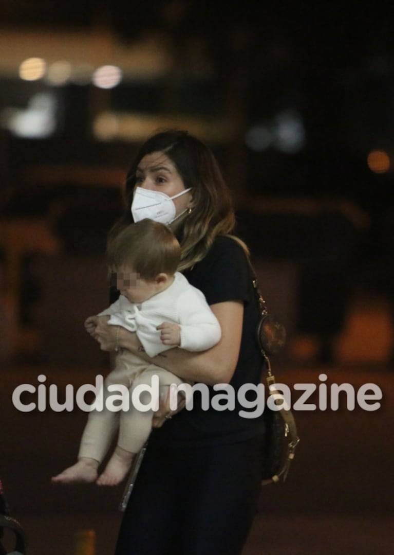 Las fotos de la China Suárez con Magnolia y Amancio en Ezeiza rumbo a Miami