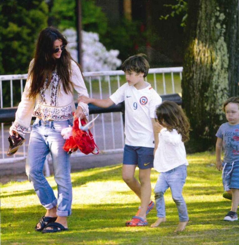 Las fotos de la China Suárez y Benjamín Vicuña, juntos con sus hijos en el Día de la Madre 