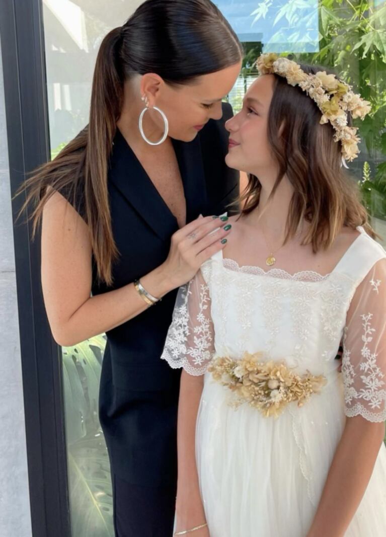 Las fotos de la comunión de la hija de Natalie Weber y Mauro Zárate: "Es emocionante verte crecer en el camino de la fe"