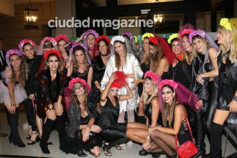 Las fotos de la despedida de soltera de Pampita: encaje blanco, looks de Halloween y diversión con amigas