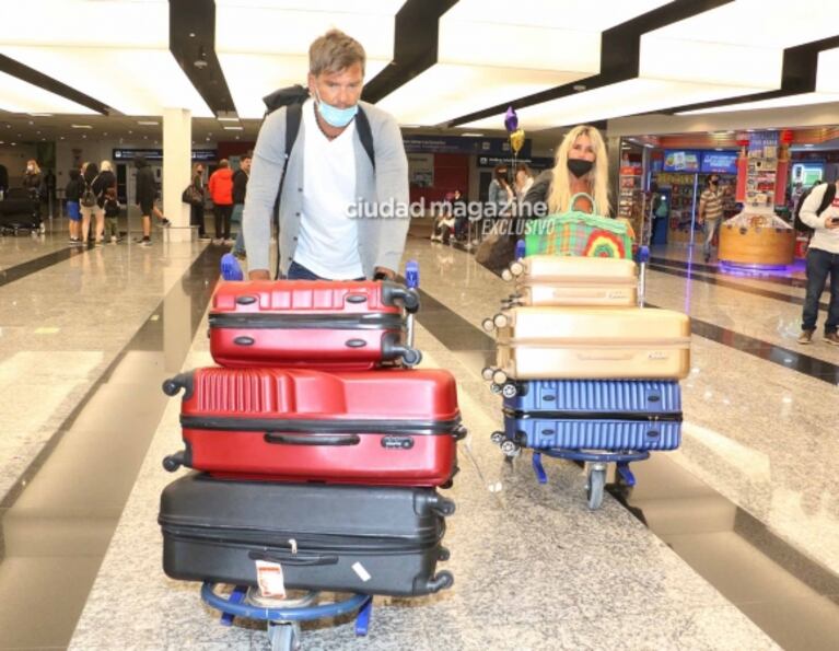 Las fotos de la llegada de Flor Peña y Ramiro Ponce de León al país tras anunciar su casamiento