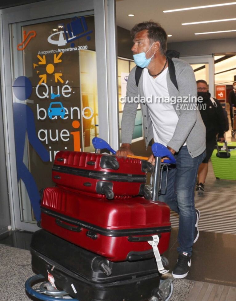 Las fotos de la llegada de Flor Peña y Ramiro Ponce de León al país tras anunciar su casamiento