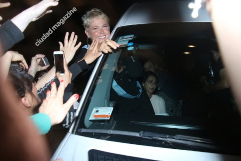 Las fotos de la llegada de Xuxa a la Argentina y el recibimiento de sus fans