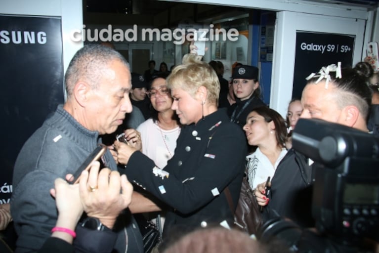 Las fotos de la llegada de Xuxa a la Argentina y el recibimiento de sus fans