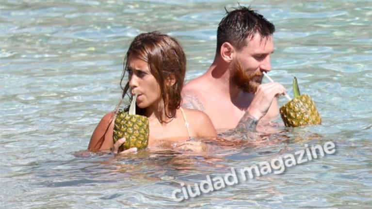 Las fotos de la luna de miel de Lionel Messi y Antonela Roccuzzo: mimos, guerra de arena y tragos en el mar