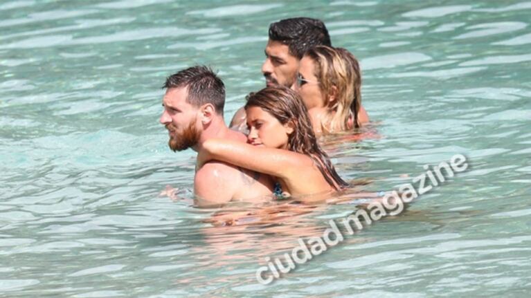 Las fotos de la luna de miel de Lionel Messi y Antonela Roccuzzo: mimos, guerra de arena y tragos en el mar