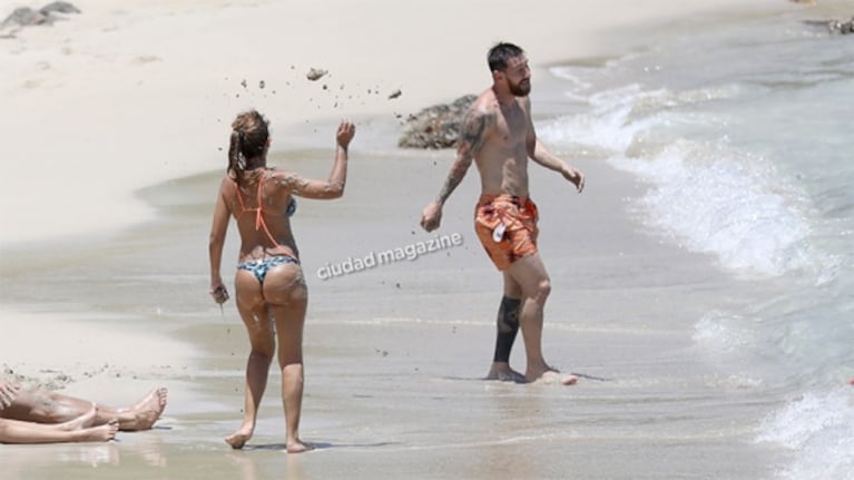 Las fotos de la luna de miel de Lionel Messi y Antonela Roccuzzo: mimos, guerra de arena y tragos en el mar