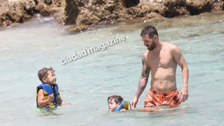 Las fotos de la luna de miel de Lionel Messi y Antonela Roccuzzo: mimos, guerra de arena y tragos en el mar