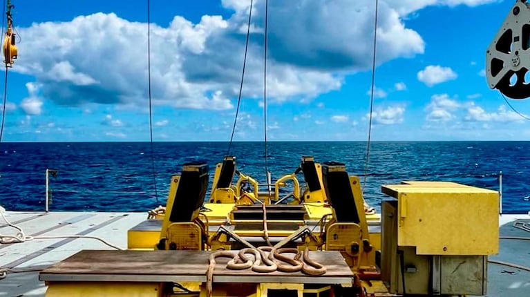 Las fotos de la misión científica internacional para rescatar los barriles radioactivos hundidos en el Océano Atlático (Foto: Instagram @pascal.guerin.pidji)