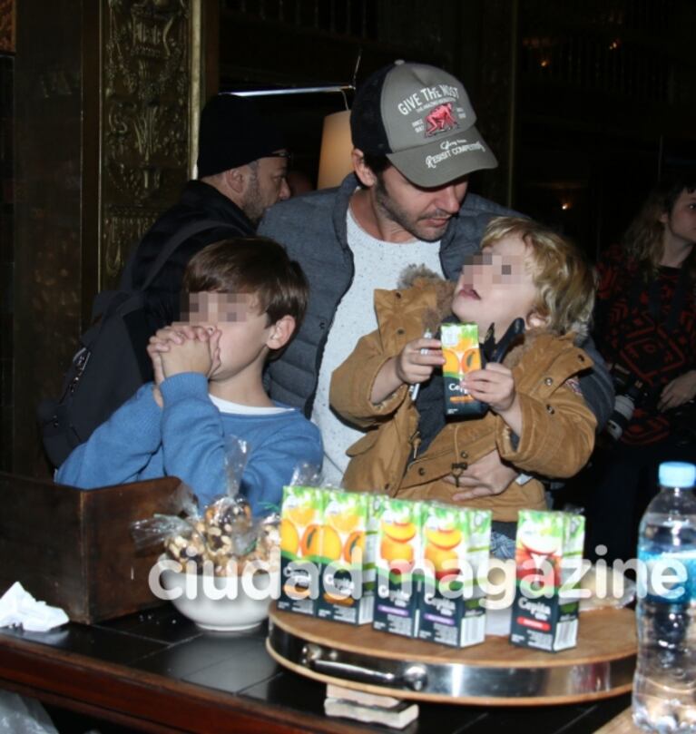 Las fotos de la salida teatral de Benjamín Vicuña con sus hijos antes de viajar a España