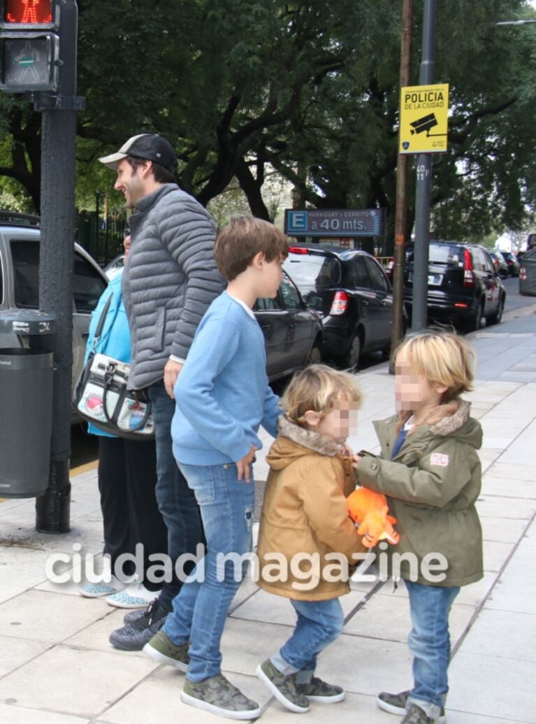 Las fotos de la salida teatral de Benjamín Vicuña con sus hijos antes de viajar a España