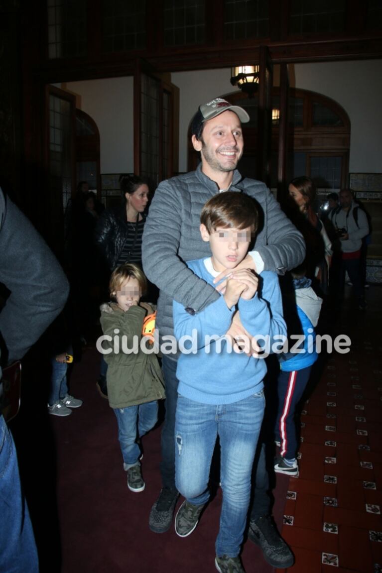 Las fotos de la salida teatral de Benjamín Vicuña con sus hijos antes de viajar a España