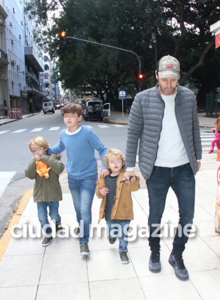Las fotos de la salida teatral de Benjamín Vicuña con sus hijos antes de viajar a España