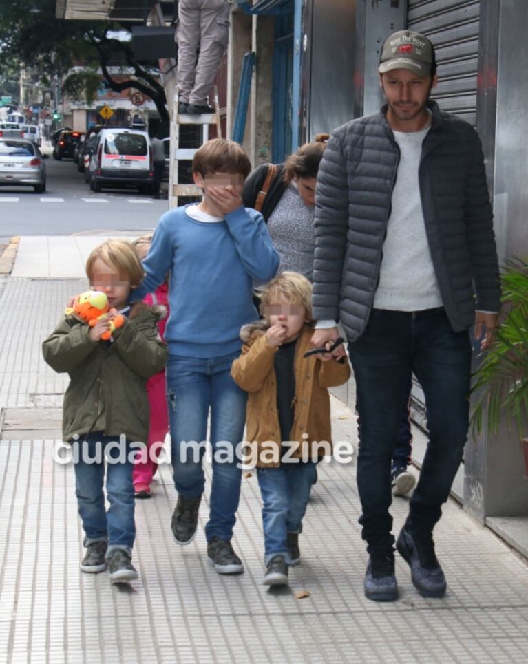 Las fotos de la salida teatral de Benjamín Vicuña con sus hijos antes de viajar a España