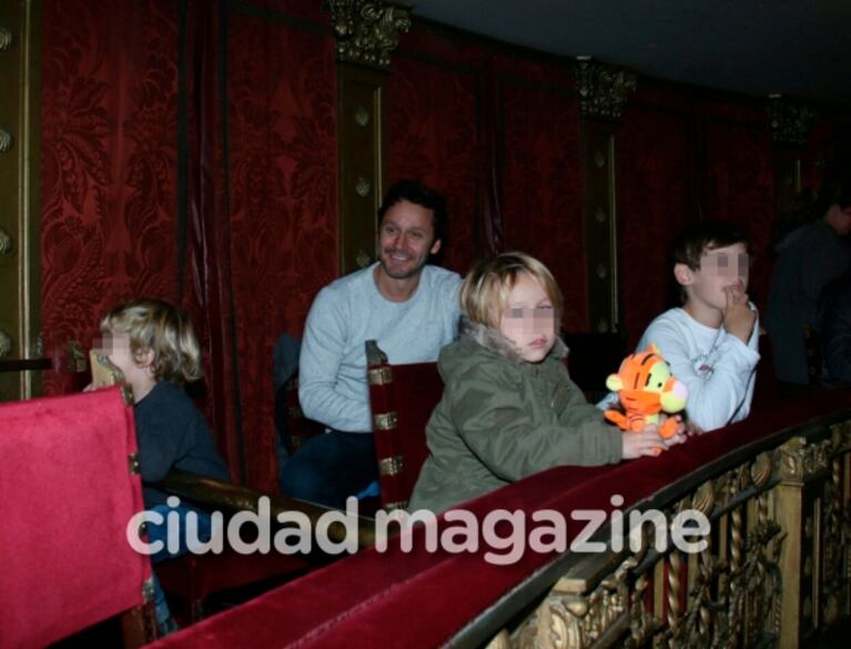 Las fotos de la salida teatral de Benjamín Vicuña con sus hijos antes de viajar a España