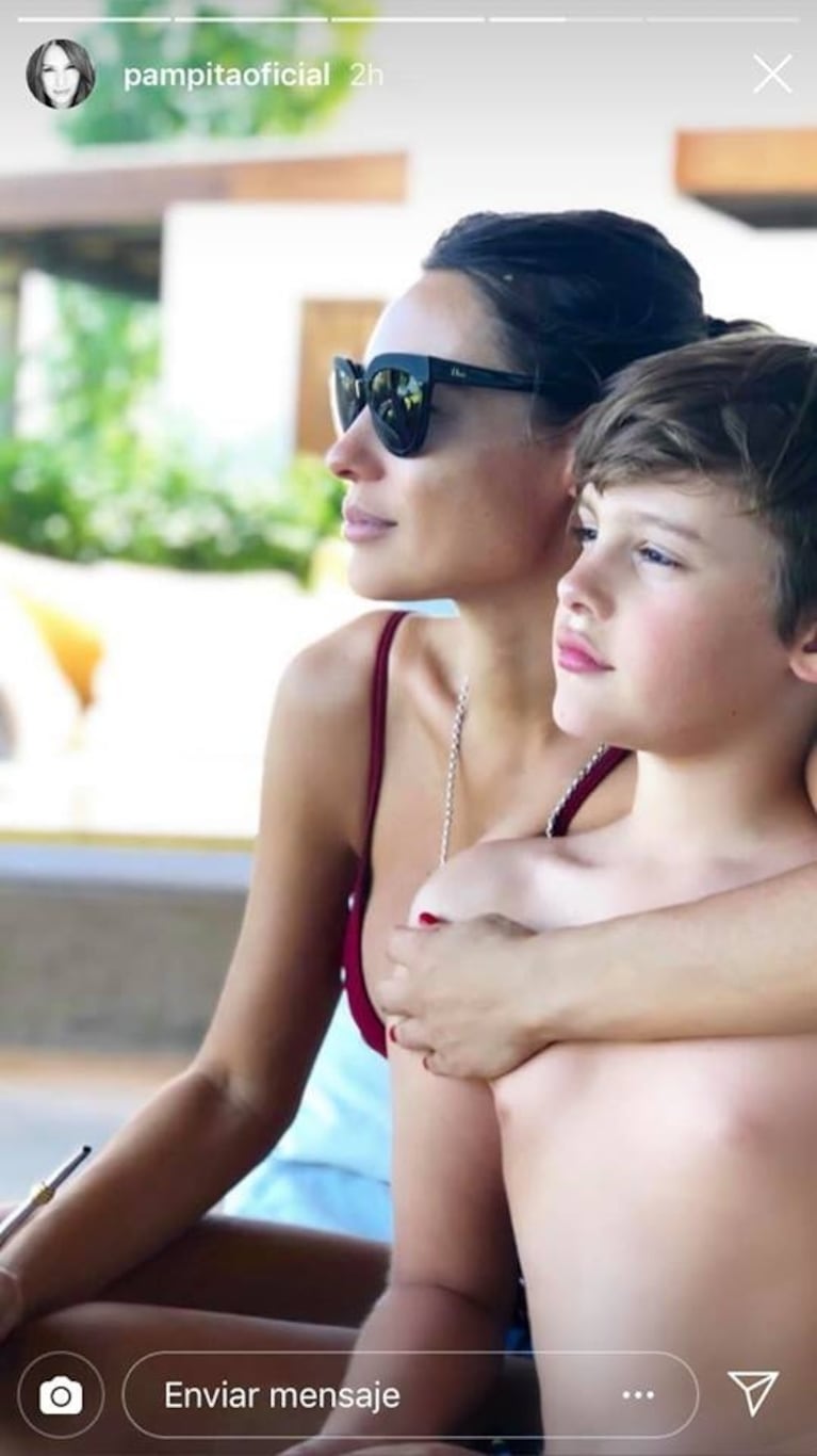 Las fotos de la tierna tarde de Pampita junto a sus hijos en la pileta: ¡a puro helado y mimos!