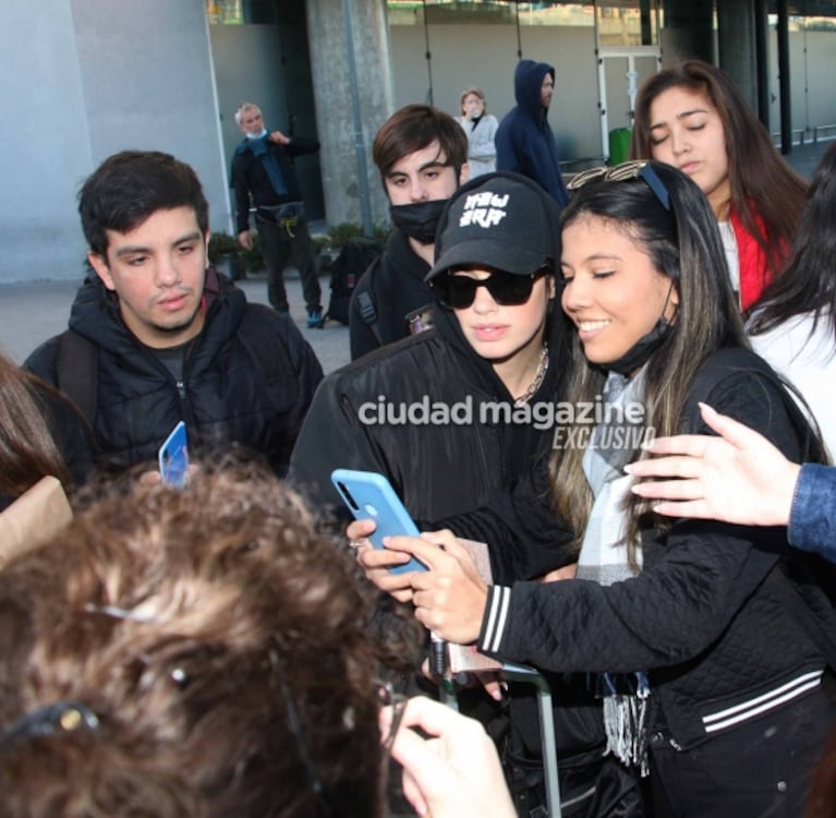 Las fotos de Lali Espósito en Ezeiza tras brillar en los Premios Platino: el reencuentro con su papá y con sus fans