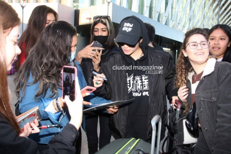 Las fotos de Lali Espósito en Ezeiza tras brillar en los Premios Platino: el reencuentro con su papá y con sus fans