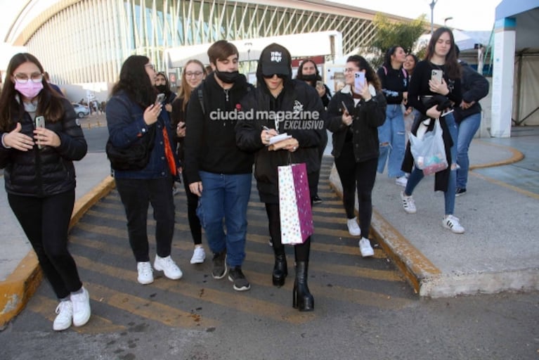 Las fotos de Lali Espósito en Ezeiza tras brillar en los Premios Platino: el reencuentro con su papá y con sus fans