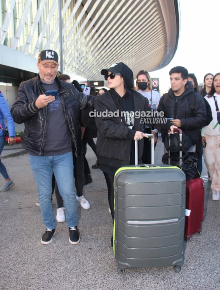 Las fotos de Lali Espósito en Ezeiza tras brillar en los Premios Platino: el reencuentro con su papá y con sus fans