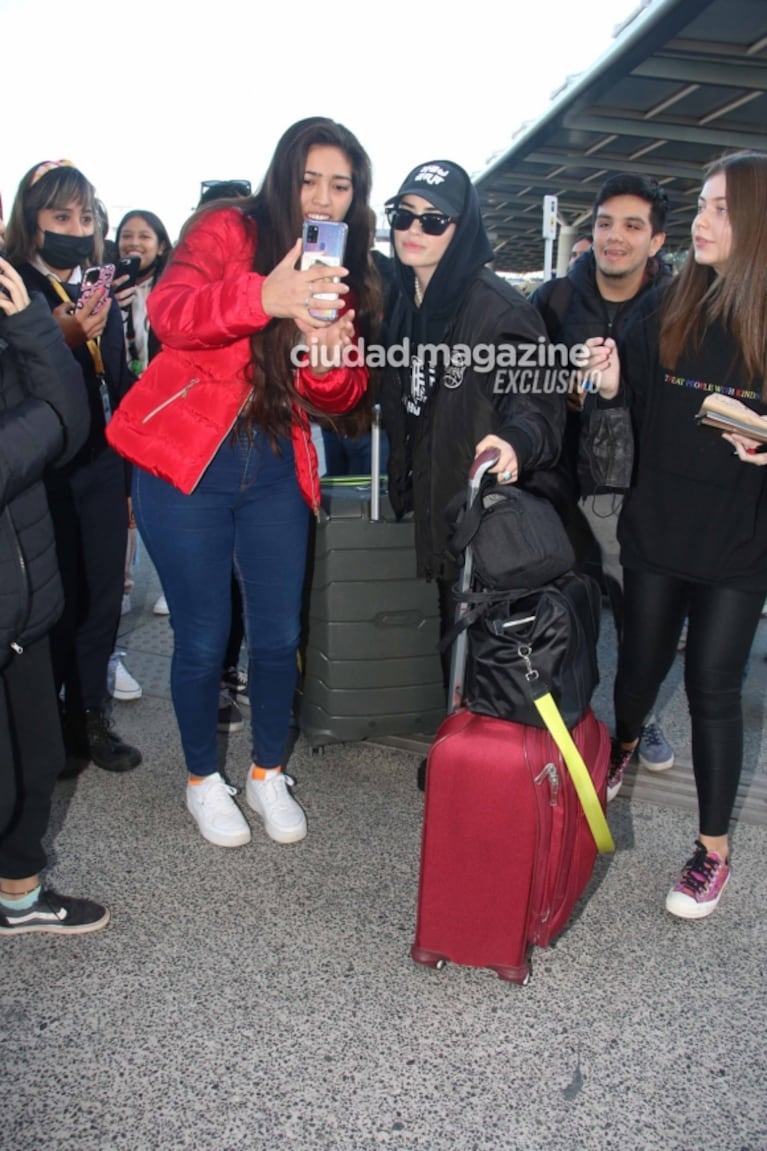 Las fotos de Lali Espósito en Ezeiza tras brillar en los Premios Platino: el reencuentro con su papá y con sus fans