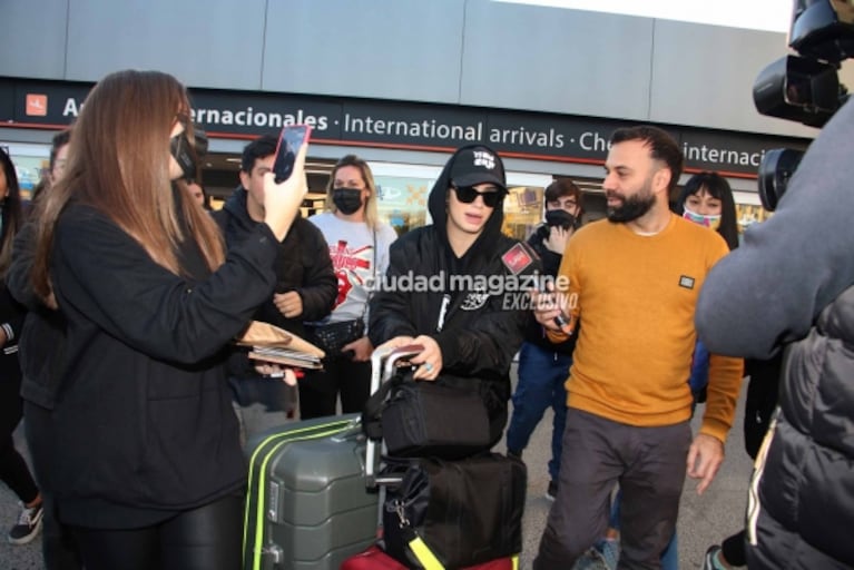 Las fotos de Lali Espósito en Ezeiza tras brillar en los Premios Platino: el reencuentro con su papá y con sus fans