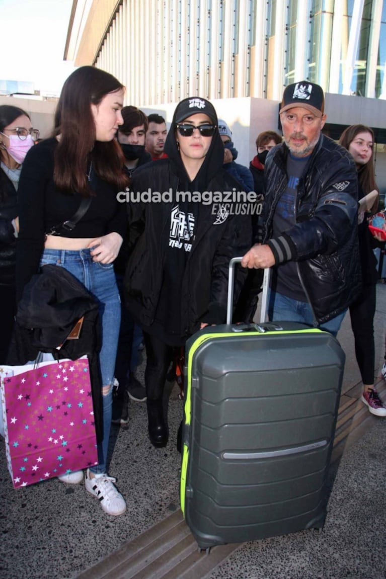 Las fotos de Lali Espósito en Ezeiza tras brillar en los Premios Platino: el reencuentro con su papá y con sus fans