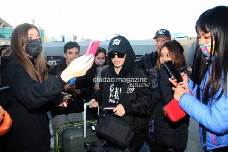 Las fotos de Lali Espósito en Ezeiza tras brillar en los Premios Platino: el reencuentro con su papá y con sus fans