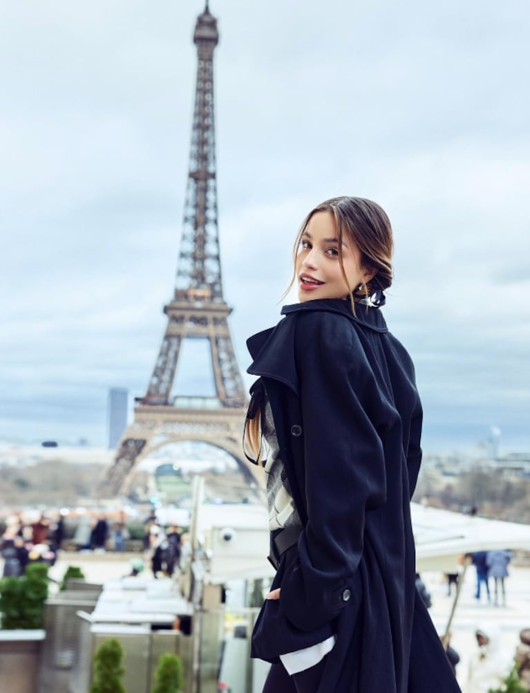 Las fotos de las románticas vacaciones de Emilia Mernes y Duki en París