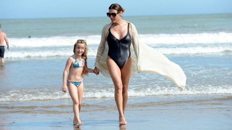 Las fotos de las vacaciones de Flor de la Ve y su familia en Mar del Plata: chapuzones y sonrisas de temporada