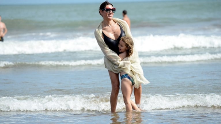 Las fotos de las vacaciones de Flor de la Ve y su familia en Mar del Plata: chapuzones y sonrisas de temporada