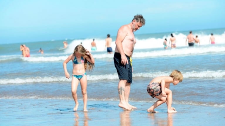 Las fotos de las vacaciones de Flor de la Ve y su familia en Mar del Plata: chapuzones y sonrisas de temporada