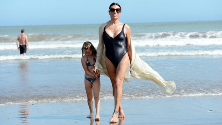 Las fotos de las vacaciones de Flor de la Ve y su familia en Mar del Plata: chapuzones y sonrisas de temporada