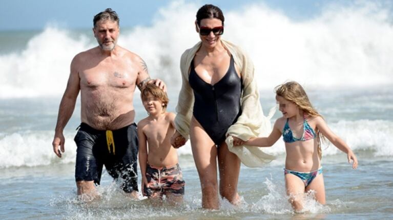 Las fotos de las vacaciones de Flor de la Ve y su familia en Mar del Plata: chapuzones y sonrisas de temporada