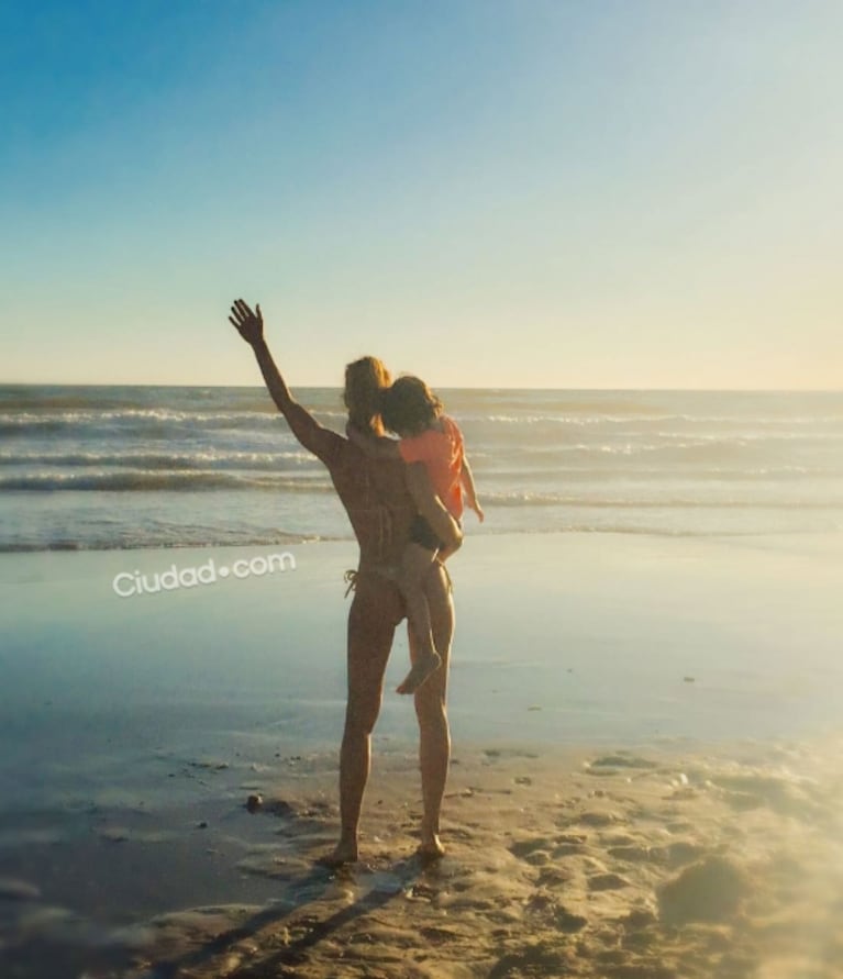 Las fotos de las vacaciones de Mariana Brey, una diosa soltera en las playas de Conchillas