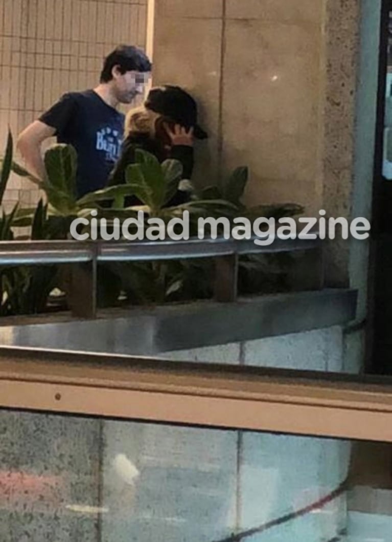 Las fotos de Laurita Fernández, ¿mientras cortaba con Fede Bal por celular?: llanto desconsolado en un shopping