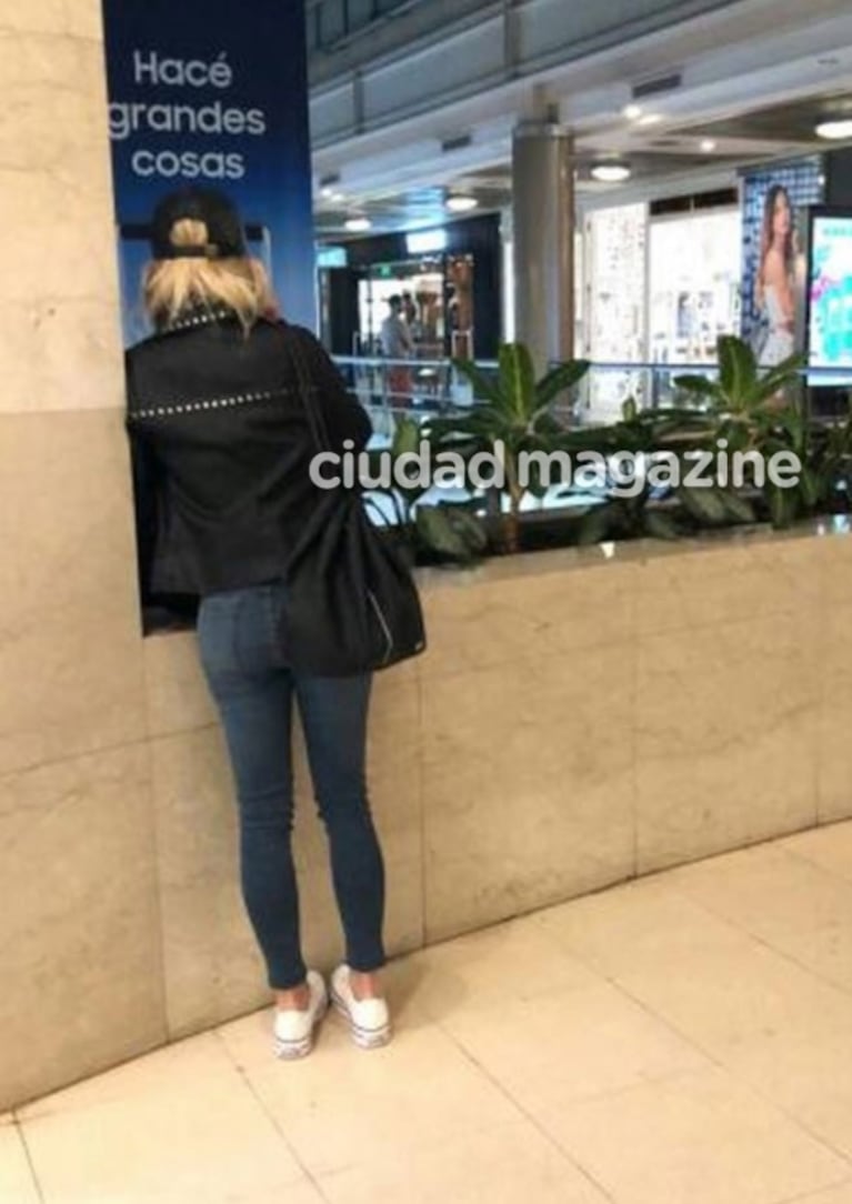 Las fotos de Laurita Fernández, ¿mientras cortaba con Fede Bal por celular?: llanto desconsolado en un shopping