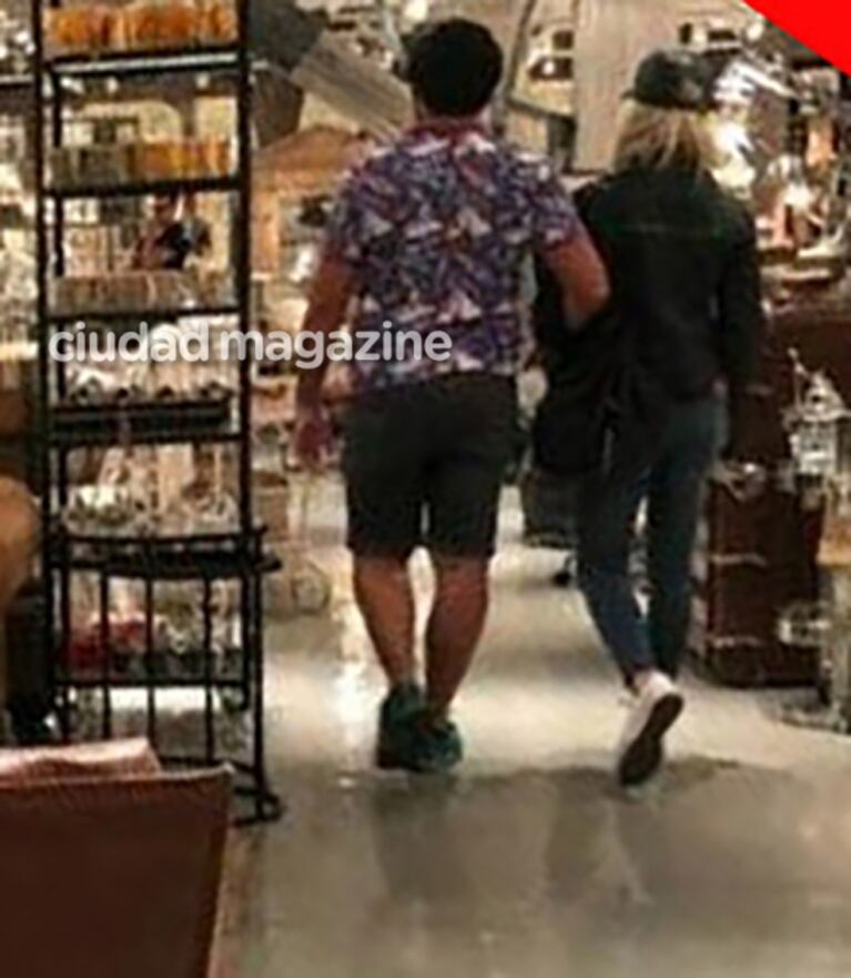 Las fotos de Laurita Fernández, ¿mientras cortaba con Fede Bal por celular?: llanto desconsolado en un shopping