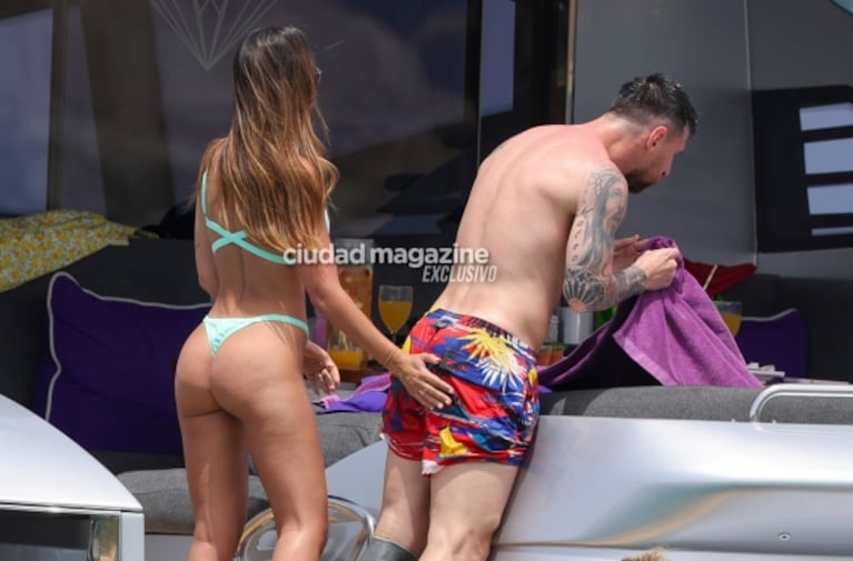 Las fotos de Lionel Messi y Antonela Roccuzzo de vacaciones en Ibiza: amor, mimos y manito indiscreta