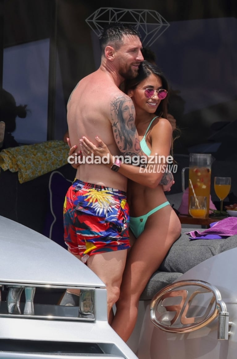 Las fotos de Lionel Messi y Antonela Roccuzzo de vacaciones en Ibiza: amor, mimos y manito indiscreta