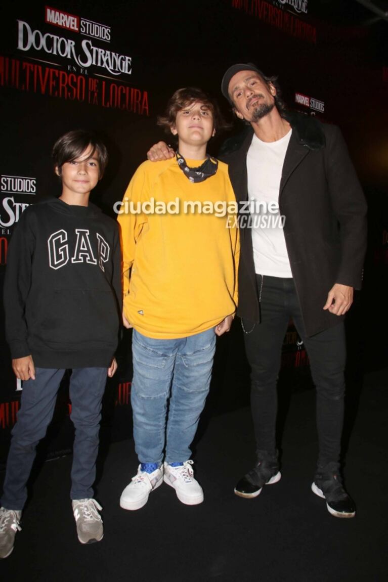 Las fotos de los famosos y sus familias en una salida al cine: de Agustina Cherri con Nilo a Fabián Vena y Paula Morales