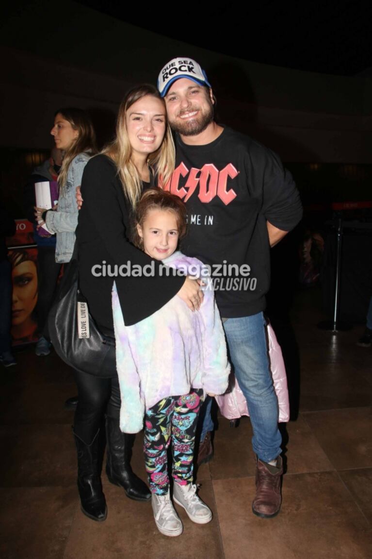 Las fotos de los famosos y sus familias en una salida al cine: de Agustina Cherri con Nilo a Fabián Vena y Paula Morales