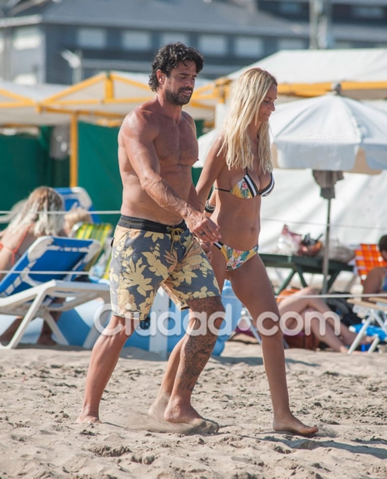 Las fotos de Luciano Castro y Sabrina Rojas, a los besos en Mar del Plata: cuerpazos y mimos en el mar