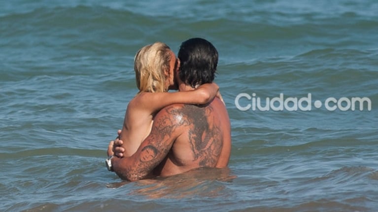 Las fotos de Luciano Castro y Sabrina Rojas, a los besos en Mar del Plata: cuerpazos y mimos en el mar