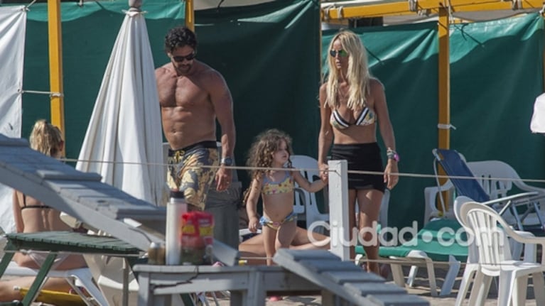 Las fotos de Luciano Castro y Sabrina Rojas, a los besos en Mar del Plata: cuerpazos y mimos en el mar