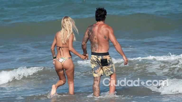 Las fotos de Luciano Castro y Sabrina Rojas, a los besos en Mar del Plata: cuerpazos y mimos en el mar