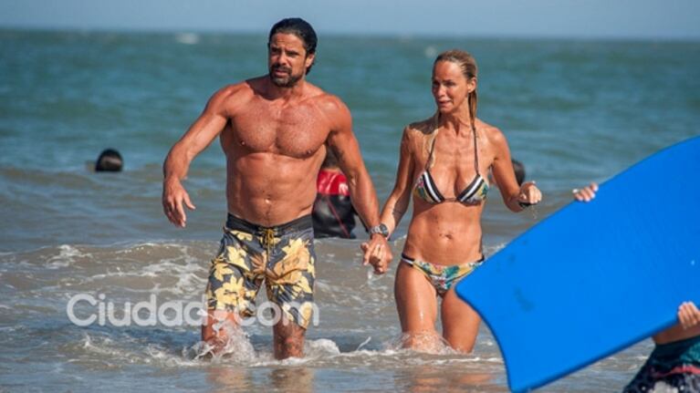 Las fotos de Luciano Castro y Sabrina Rojas, a los besos en Mar del Plata: cuerpazos y mimos en el mar