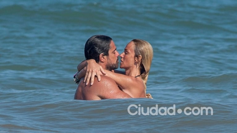 Las fotos de Luciano Castro y Sabrina Rojas, a los besos en Mar del Plata: cuerpazos y mimos en el mar