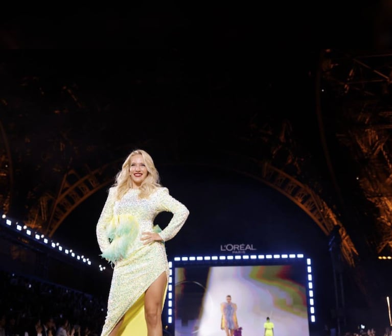 Las fotos de Luisana Lopilato desfilando en París, a pies de la Torre Eiffel, junto a estrellas de Hollywood